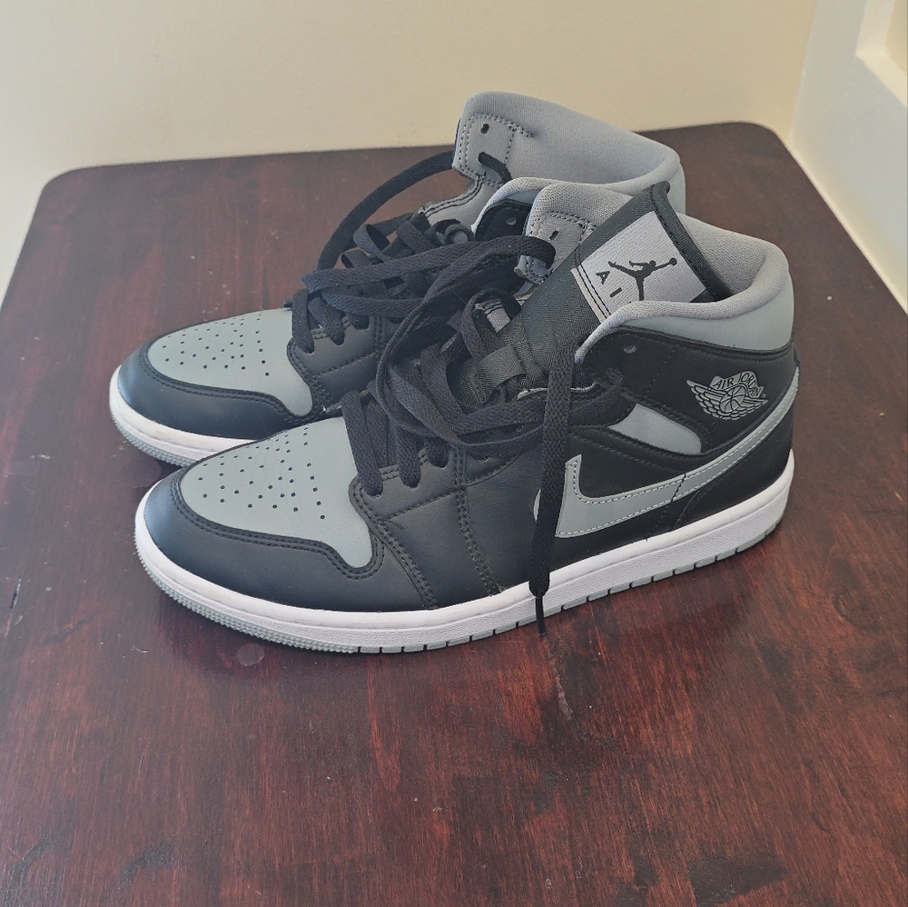 2022 Wmns Air Jordan 1 Mid 'Shadow' Sz. 9 - Picture 4 of 6